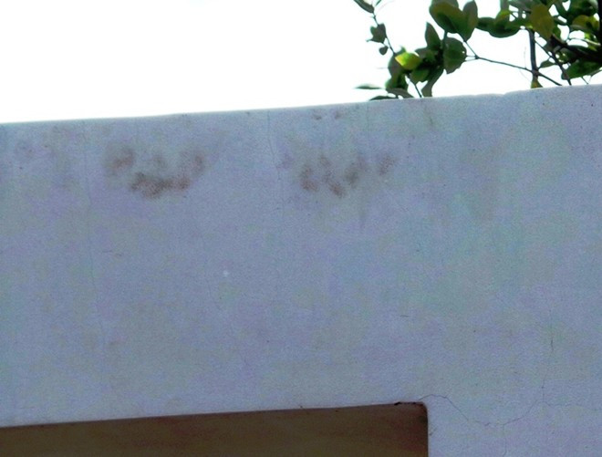 Dấu vân tay trên bức tường trắng. Ảnh: Trường Nguyên/Zing