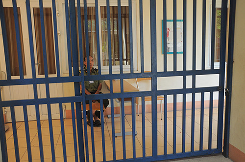 Cửa vào khu chấm thi được khóa kín, có bảo vệ gác.