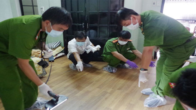 Các điều tra viên khám nghiệm hiện trường.