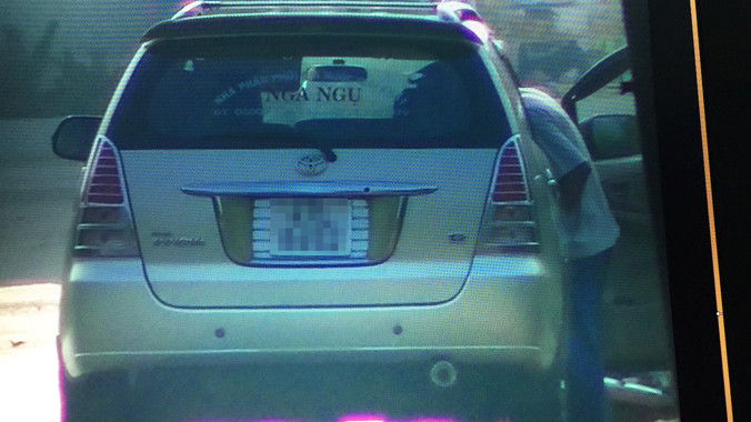 Thượng úy Nam mượn xe lái đi nhận hối lộ, bị ông Lợi quay video và ghi âm.