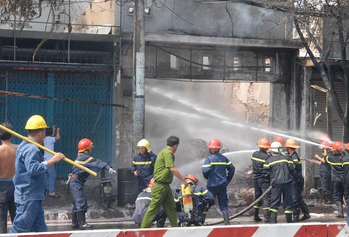 Lực lượng chữa cháy tích cực dập lửa, khống chế đám cháy