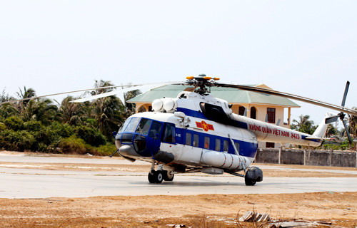 Đoàn công tác của Bộ Quốc phòng đến đảo Phú Quý chỉ đạo công tác tìm kiếm 2 tiêm kích Su-22. Ảnh: Trường Châu- Vnexpress 