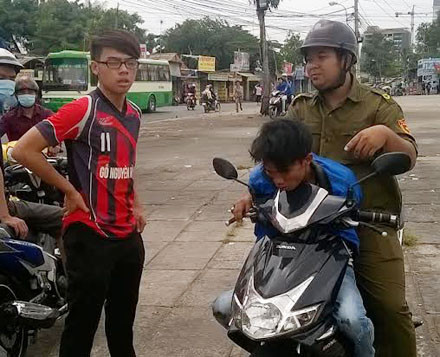 Tên trộm bị người dân bắt giao công an. Ảnh: Đông Sơn.