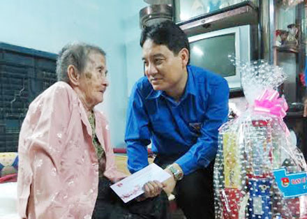 Bí thư Thứ Nhất TƯ Đoàn anh Nguyễn Đắc Vinh thăm và tặng quà Mẹ Việt Nam Anh hùng Hồ Thị Vị (Hồ Thị Dị).