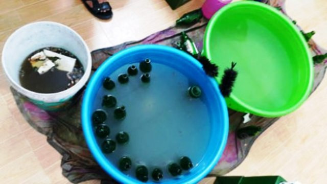 'Công nghệ' sản xuất bia giả khá đơn giả. Ảnh CA cung cấp