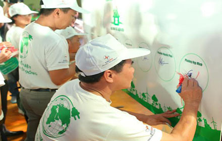 Các hộ gia đình ký cam kết thi đua tiết kiệm điện