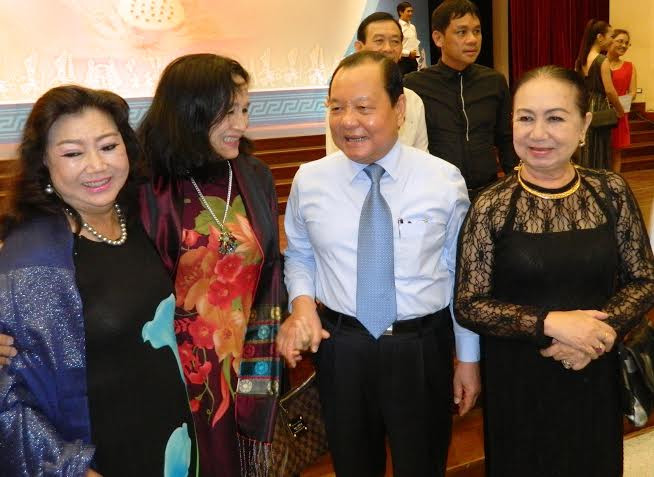 Bí thư Thành ủy TPHCM Lê Thanh Hải và các văn nghệ sỹ tại buổi gặp mặt.