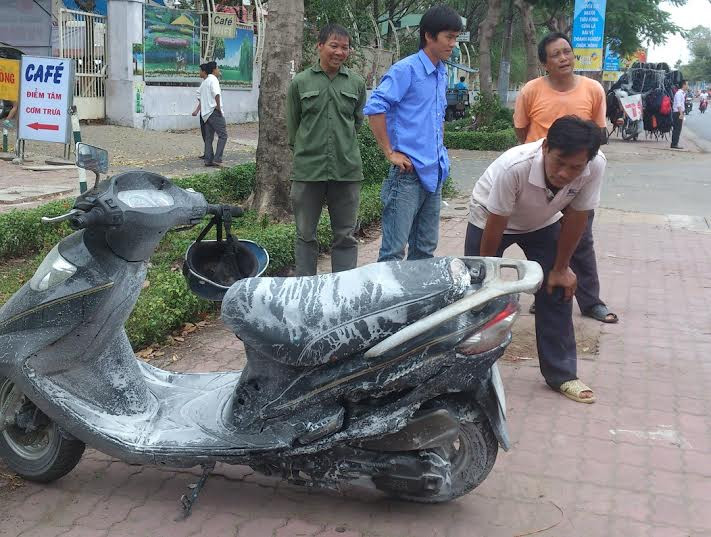 Phần đuôi xe bị cháy đen