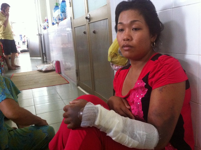 Chị Nhung kể lại vụ việc với phóng viên. 