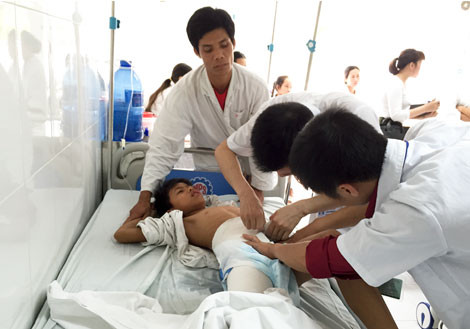 Các bác sĩ Bệnh viện Việt Đức nỗ lực điều trị cho cháu Hoàng Quốc Trung.