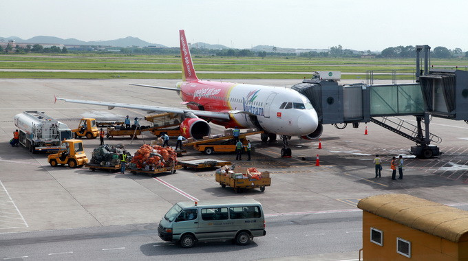 Khách mở tung cửa thoát hiểm của máy bay Vietjet