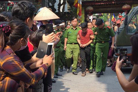 Nghi phạm Dư được đưa đến thực nghiệm hiện trường vụ án. Ảnh: Thành phố Vĩnh Yên.