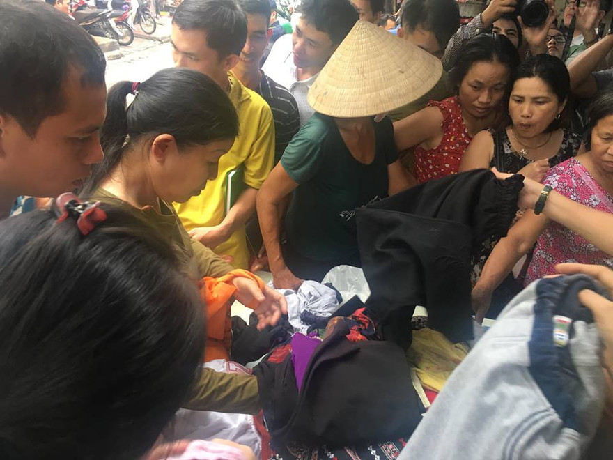 Quần áo ủng hộ giúp đỡ những người bị ảnh hưởng sau vụ cháy.