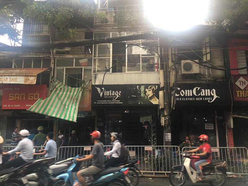 Khu vực xảy ra đám cháy trên đường La Thành bị phong tỏa.