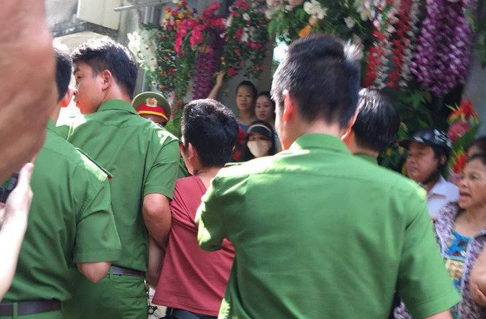 Nghi phạm bị dẫn về hiện trường vụ án. Ảnh: Thành phố Vĩnh Yên.