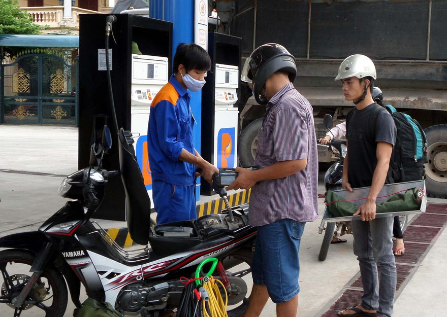 Cận Tết, xăng giảm giá gần 800 đồng/lít