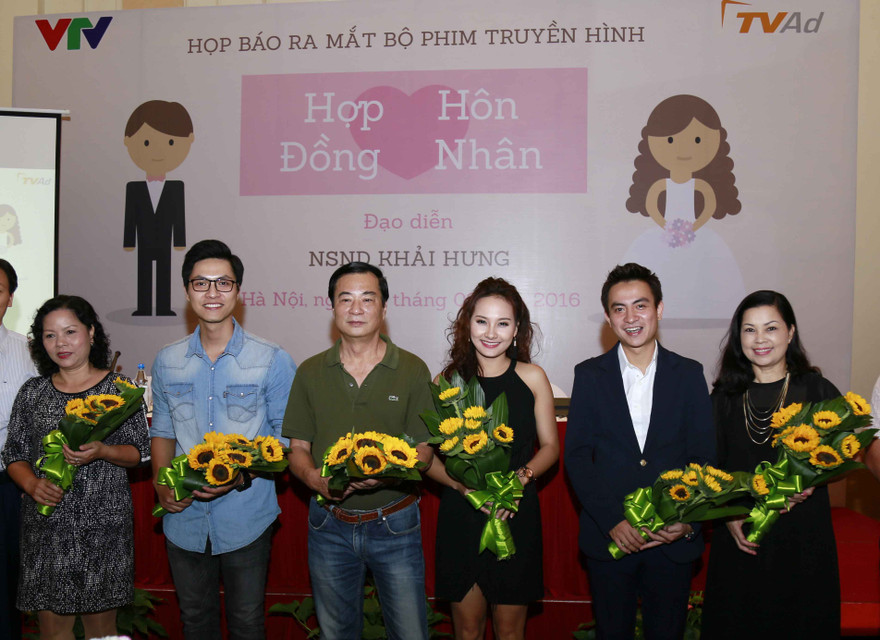 NSND Khải Hưng (giữa) và các diễn viên trong buổi ra mắt phim "Hợp đồng hôn nhân"