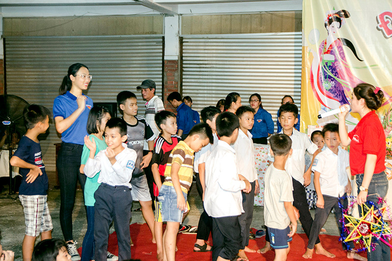 Người đẹp Nhân ái Phạm Thủy Tiên ở làng trẻ SOS