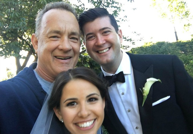Tom Hanks chủ động "selfie" với đôi trẻ ở New York