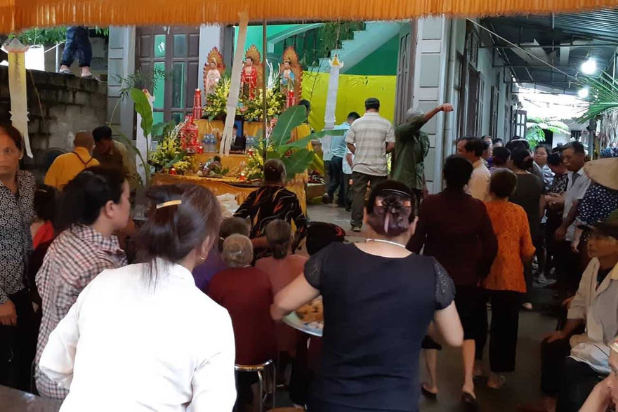 Người thân tổ chức tang lễ cho các nạn nhân.