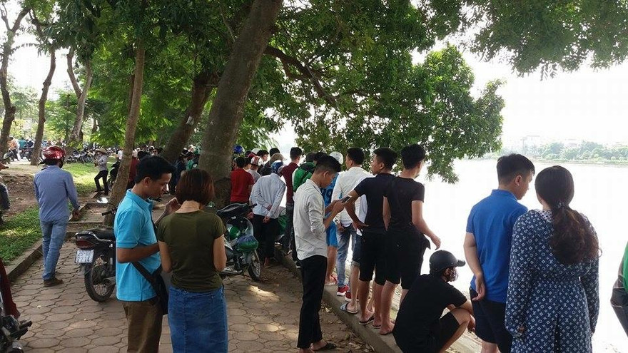 Nhiều người dân theo dõi vụ việc.