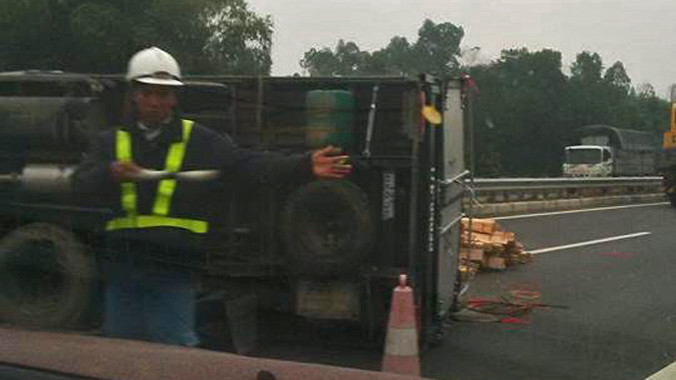 Lực lượng chức năng có mặt tại hiện trường ngay sau khi xảy ra vụ tai nạn điều tiết giao thông. Ảnh: Otofun.