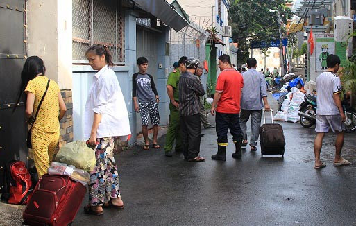 Nhiều khách xách hành lý bỏ chạy ra ngoài.