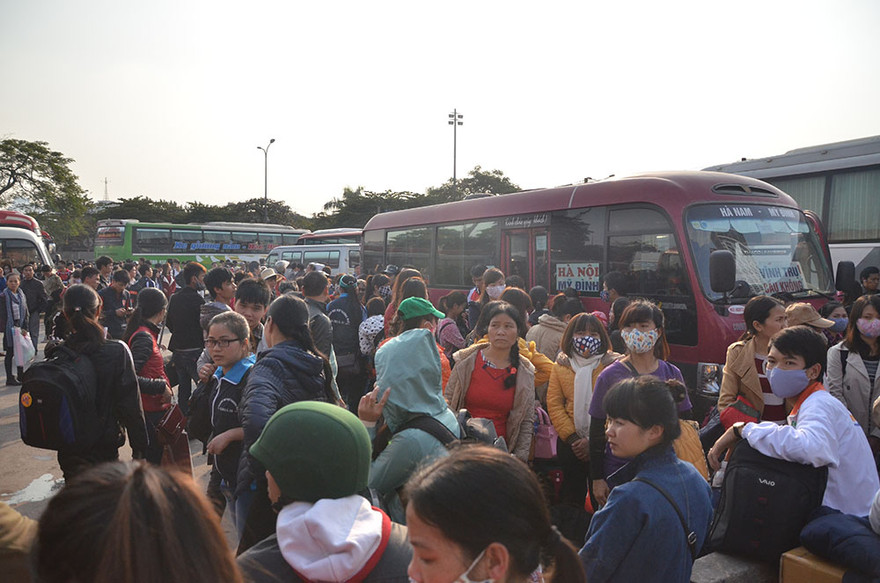 Người dân đổ xô ra bến xe về nhà đợt nghỉ Tết Dương lịch. 