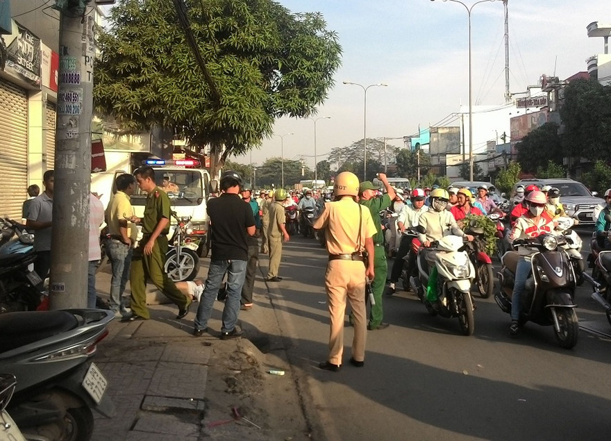 Hiện trường người đàn ông gục chết bên đường. Ảnh: Đông Sơn.