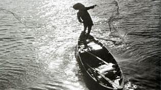 Cảnh ngư dân đánh cá ảnh của nhiếp ảnh gia Cao Lĩnh trước năm 1975 