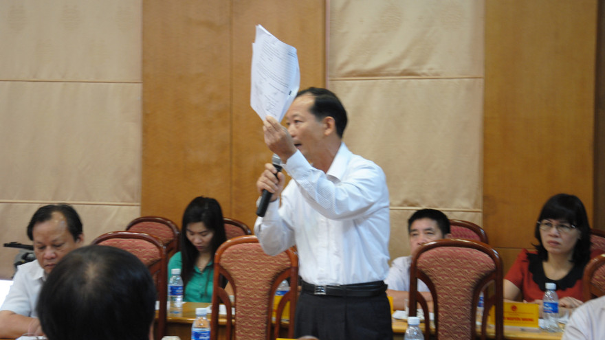 Đại biểu Trần Trọng Dực đưa ra nhiều tài liệu chứng minh việc khảo sát đánh giá tùy tiện. Ảnh: Minh Tuấn