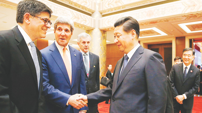 Từ trái sang, hàng trước: Bộ trưởng Tài chính Mỹ Jack Lew, Ngoại trưởng Mỹ John Kerry và Chủ tịch Trung Quốc Tập Cận Bình ngày 9/7 tại Bắc Kinh. Nguồn: SCMP