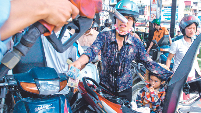 Giá xăng tăng đánh thẳng vào người tiêu dùng. Ảnh: Hồng Vĩnh