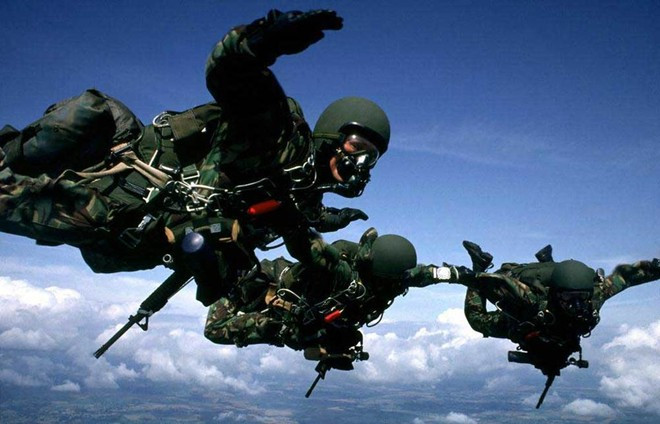 Các thành viên Biệt đội 6 thực hiện động tác nhảy dù trong một nhiệm vụ. Ảnh: AP.