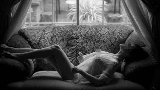 Cuộc sống cô đơn của người mẫu nude sau khuôn hình nóng bỏng