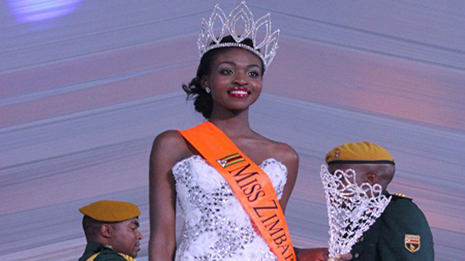 Hoa hậu bị truất ngôi - Emily Kachote.