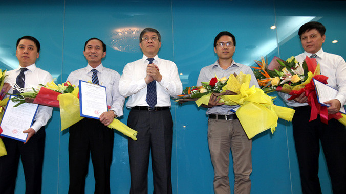 Tổng biên tập Phạm Anh Tuấn (thứ 2 từ phải sang) nhận quyết định từ Thứ trưởng Bộ TT&TT Lê Nam Thắng. Ảnh: Lê Anh Dũng/ VietNamNet
