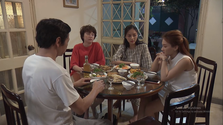 Cả nhà ông Sơn chờ cơm Vũ