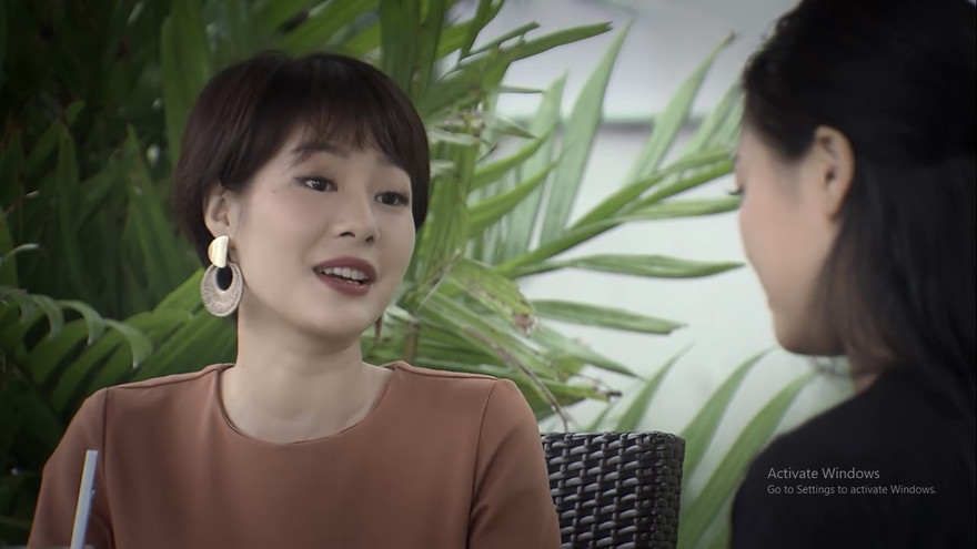 Uyên, vợ của Thành đến gặp và xin lỗi Huệ