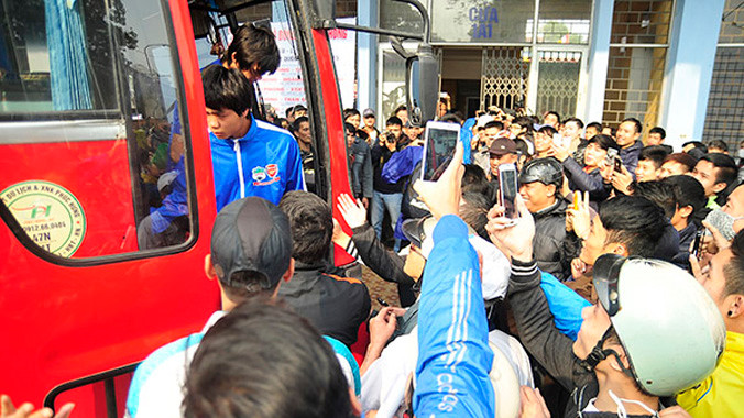 Sau khi xuống xe, Công Phượng và đồng đội đã bị CĐV Hải Phòng vây quanh.