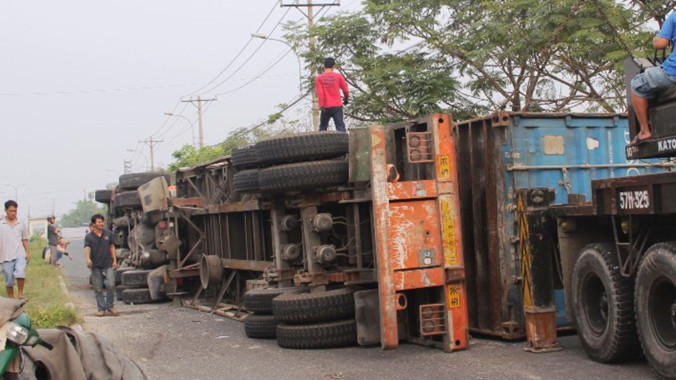 Hiện trường xe đầu kéo lật ngang trong khu công nghiệp.