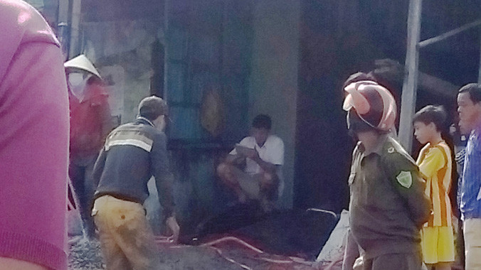 Lần ngăn chặn thứ 27, Công an địa phương cũng bó tay đứng nhìn bà Ba, bà Liên ngăn chặn bà Sương xây nhà.