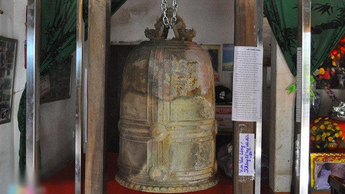 Ông Đặng Xuân Hậu, Trưởng thôn Nhân Vũ, xã Nguyễn Trãi (Ân Thi, Hưng Yên) cho hay 15h ngày 18/1, hai người đàn ông ở địa phương khác dùng máy dò kim loại quanh bờ ruộng thuộc khu di tích Đền bà chúa Ngọc Chi đã phát hiện chiếc chuông đồng lớn. 