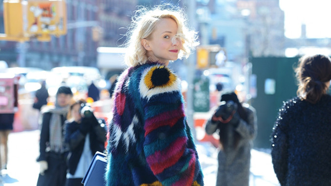 Diện đồ lông thú là xu hướng tiếp tục được hâm nóng từ mùa mốt trước đến tận Thu Đông 2015. Các sản phẩm được làm từ chất liệu này đang xuất hiện ồ ạt trên sàn diễn của Tuần thời trang London và Milan.