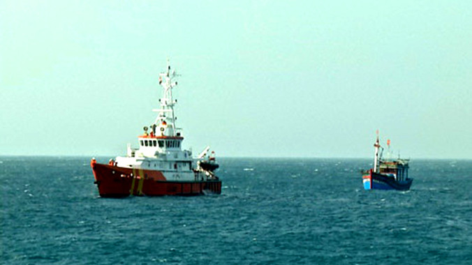 Tàu SAR 413 lai dắt tàu BĐ 91377-TS vào cảng Phú Quý. Ảnh: Đức Tuấn.