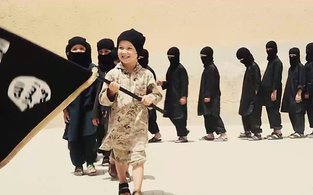 IS huấn luyện các chiến binh nhí ở Manbij. Ảnh: Telegraph.