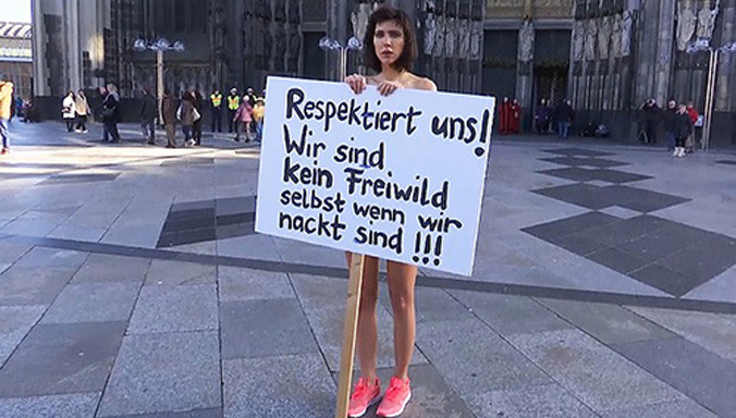 Milo Moire khỏa thân trước nhà thờ thành phố Cologne, Đức. Ảnh: Telegraph.