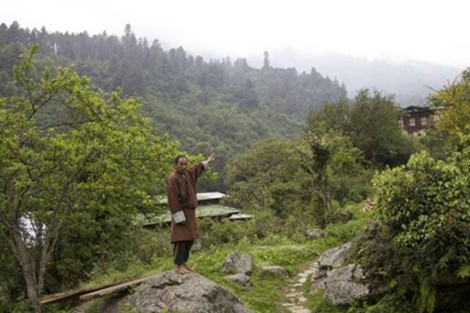 Norbu chỉ tay về phía anh từng phát hiện cái hang của người Tuyết trên núi.