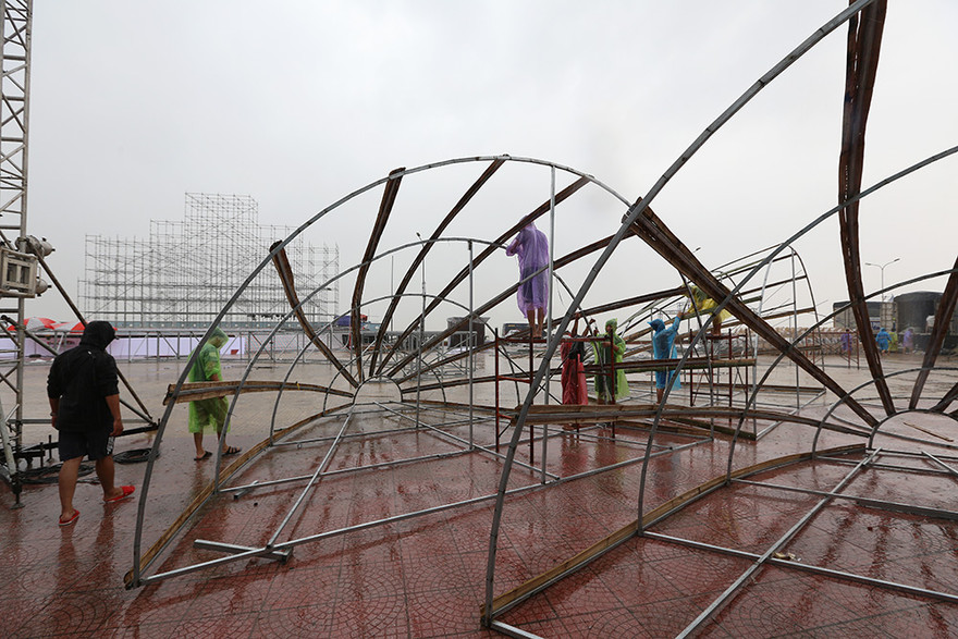 Đội ngũ thi công làm việc trong việc đẩy nhanh tiến độ hoàn thiện sân khấu Chung khảo phía Bắc HHVN 2018. Ảnh: Hoàng Mạnh Thắng.