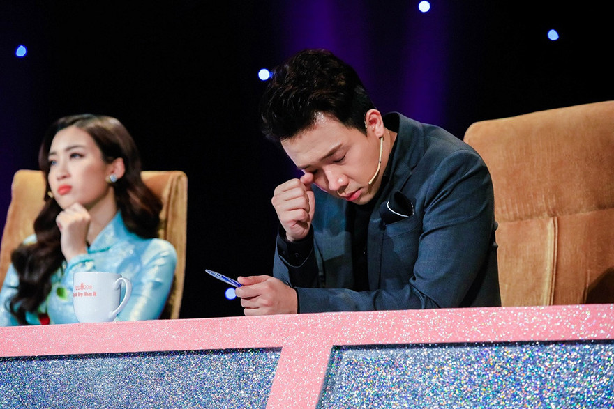 Trấn Thành liên tục lau nước mắt trên ghế nóng Người đẹp nhân ái 2018.